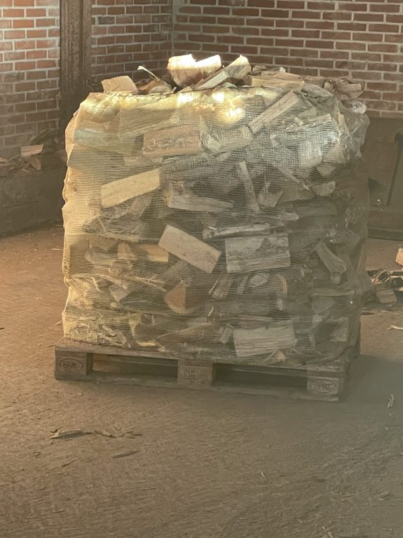 Brænde gran/fyrtræ i palle sæk 1 krm i 25 cm stykker.